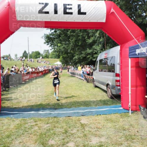 21.06.2025 - 27. Vierlanden-Triathlon MichiJ http://msf.ph/oto/8019934 15.06.2026 11:35:38 Ziel 494 meine-sportfotos.de