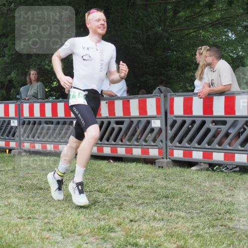21.06.2025 - 27. Vierlanden-Triathlon KatJ http://msf.ph/oto/8019955 15.06.2025 13:19:29 Ziel 667, 715 meine-sportfotos.de