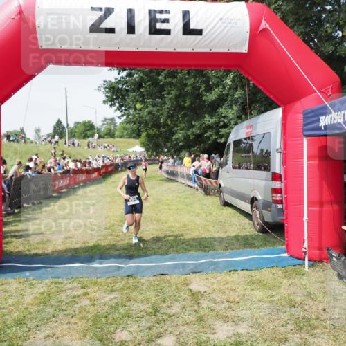 21.06.2025 - 27. Vierlanden-Triathlon MichiJ http://msf.ph/oto/8019960 15.06.2026 11:35:38 Ziel 494 meine-sportfotos.de