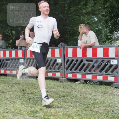 21.06.2025 - 27. Vierlanden-Triathlon KatJ http://msf.ph/oto/8019970 15.06.2025 13:19:29 Ziel 667, 715 meine-sportfotos.de