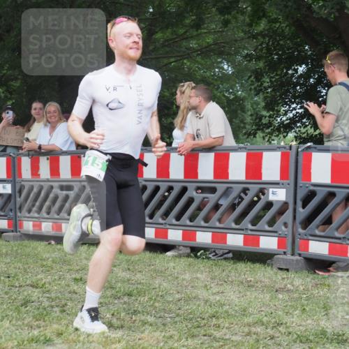 21.06.2025 - 27. Vierlanden-Triathlon KatJ http://msf.ph/oto/8019986 15.06.2025 13:19:30 Ziel 667, 715 meine-sportfotos.de