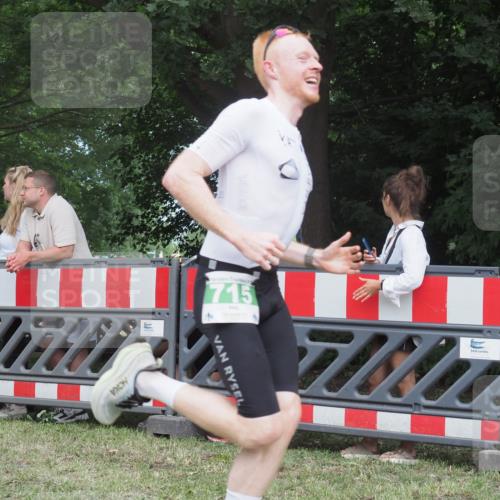 21.06.2025 - 27. Vierlanden-Triathlon KatJ http://msf.ph/oto/8020017 15.06.2025 13:19:30 Ziel 667, 715 meine-sportfotos.de