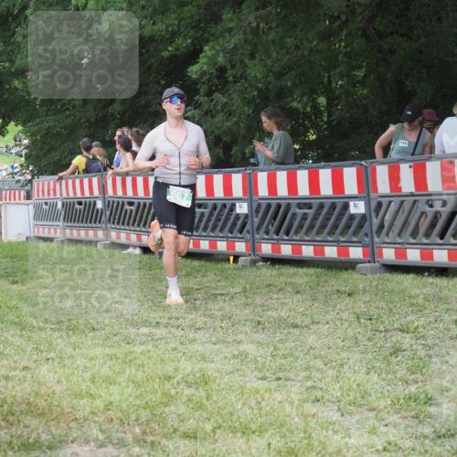 21.06.2025 - 27. Vierlanden-Triathlon KatJ http://msf.ph/oto/8020090 15.06.2025 13:19:39 Ziel 667 meine-sportfotos.de