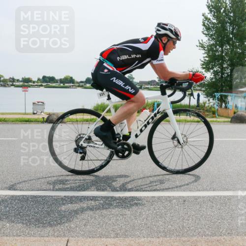 15.06.2025 - 27. Vierlanden-Triathlon H.Heesch http://msf.ph/oto/8020097 15.06.2025 10:24:55 Radfahren 231, 494, 523 meine-sportfotos.de