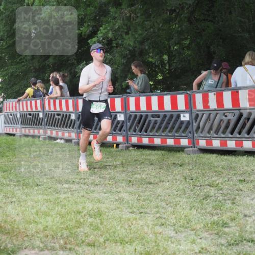 21.06.2025 - 27. Vierlanden-Triathlon KatJ http://msf.ph/oto/8020103 15.06.2025 13:19:39 Ziel 667 meine-sportfotos.de