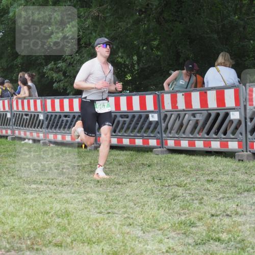 21.06.2025 - 27. Vierlanden-Triathlon KatJ http://msf.ph/oto/8020130 15.06.2025 13:19:39 Ziel 667 meine-sportfotos.de