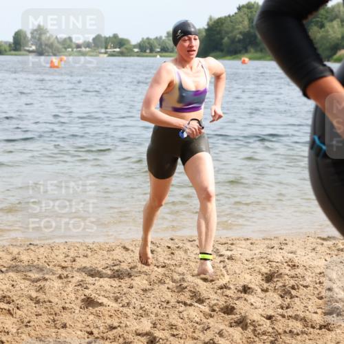 15.06.2025 - 27. Vierlanden-Triathlon Lena Gebhardt http://msf.ph/oto/8020143 15.06.2025 10:17:38 Schwimmen 485, 488, 492, 493, 519, 522, 532, 537, 552, 557, 562, 563, 572, 582, 588, 594, 626 meine-sportfotos.de