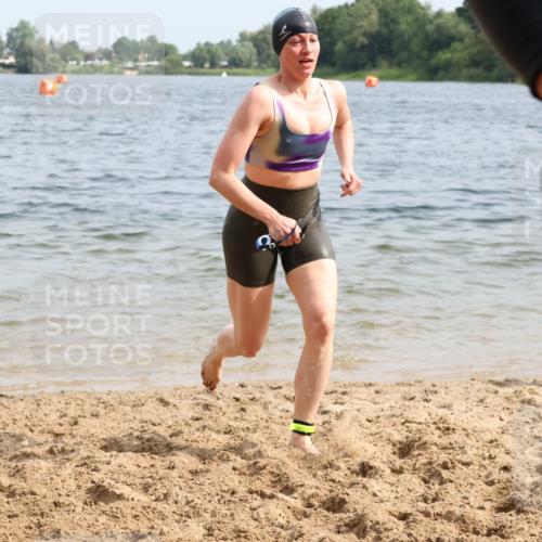 15.06.2025 - 27. Vierlanden-Triathlon Lena Gebhardt http://msf.ph/oto/8020149 15.06.2025 10:17:38 Schwimmen 485, 488, 492, 493, 519, 522, 532, 537, 552, 557, 562, 563, 572, 582, 588, 594, 626 meine-sportfotos.de