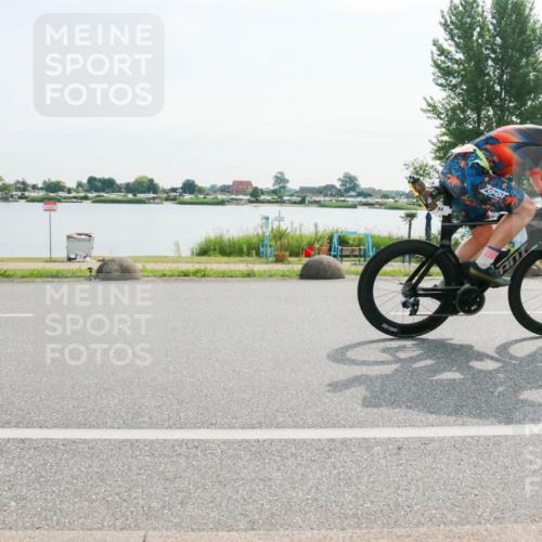 15.06.2025 - 27. Vierlanden-Triathlon H.Heesch http://msf.ph/oto/8020153 15.06.2025 09:44:10 Radfahren 27, 39, 54, 216, 241 meine-sportfotos.de