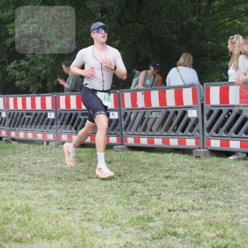 21.06.2025 - 27. Vierlanden-Triathlon KatJ http://msf.ph/oto/8020156 15.06.2025 13:19:39 Ziel 667 meine-sportfotos.de