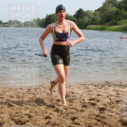 15.06.2025 - 27. Vierlanden-Triathlon Lena Gebhardt http://msf.ph/oto/8020157 15.06.2025 10:17:38 Schwimmen 485, 488, 492, 493, 519, 522, 532, 537, 552, 557, 562, 563, 572, 582, 588, 594, 626 meine-sportfotos.de