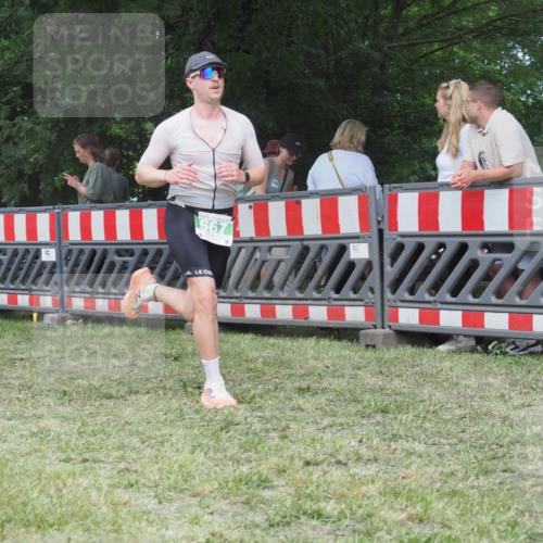21.06.2025 - 27. Vierlanden-Triathlon KatJ http://msf.ph/oto/8020165 15.06.2025 13:19:39 Ziel 667 meine-sportfotos.de