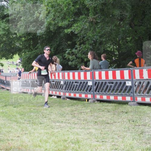 21.06.2025 - 27. Vierlanden-Triathlon KatJ http://msf.ph/oto/8020195 15.06.2025 13:20:08 Ziel 710, 803 meine-sportfotos.de