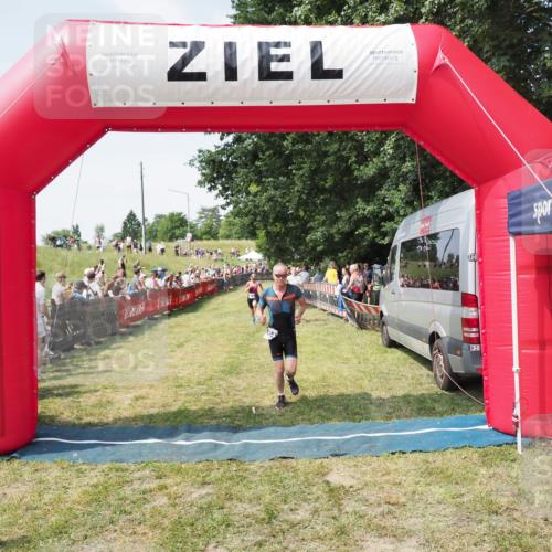 21.06.2025 - 27. Vierlanden-Triathlon MichiJ http://msf.ph/oto/8020203 15.06.2026 11:35:55 Ziel 454, 477 meine-sportfotos.de
