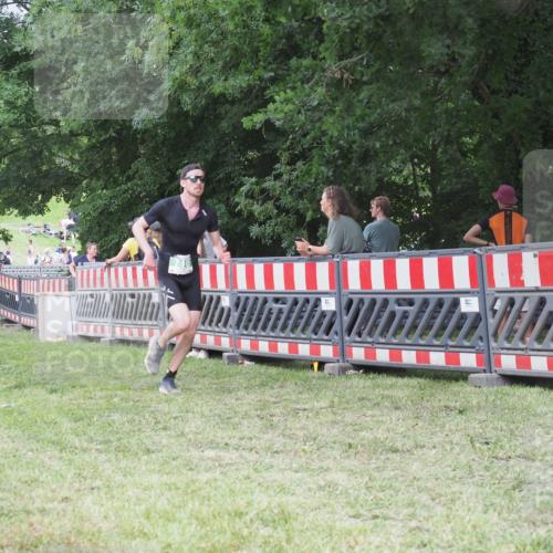 21.06.2025 - 27. Vierlanden-Triathlon KatJ http://msf.ph/oto/8020204 15.06.2025 13:20:08 Ziel 710, 803 meine-sportfotos.de