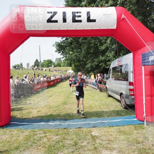 21.06.2025 - 27. Vierlanden-Triathlon MichiJ http://msf.ph/oto/8020207 15.06.2026 11:35:55 Ziel 454, 477 meine-sportfotos.de