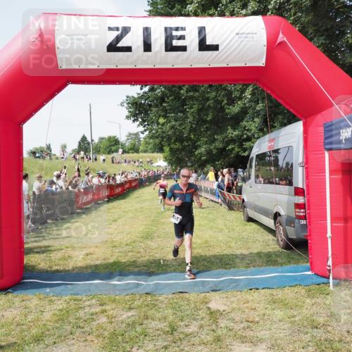 21.06.2025 - 27. Vierlanden-Triathlon MichiJ http://msf.ph/oto/8020213 15.06.2026 11:35:55 Ziel 454, 477 meine-sportfotos.de