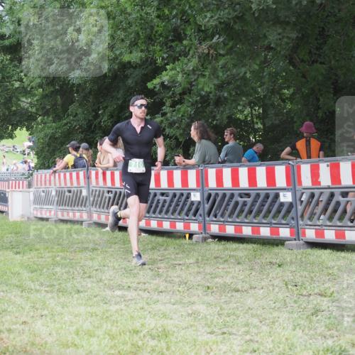 21.06.2025 - 27. Vierlanden-Triathlon KatJ http://msf.ph/oto/8020226 15.06.2025 13:20:08 Ziel 710, 803 meine-sportfotos.de