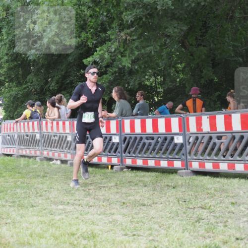 21.06.2025 - 27. Vierlanden-Triathlon KatJ http://msf.ph/oto/8020233 15.06.2025 13:20:08 Ziel 710, 803 meine-sportfotos.de
