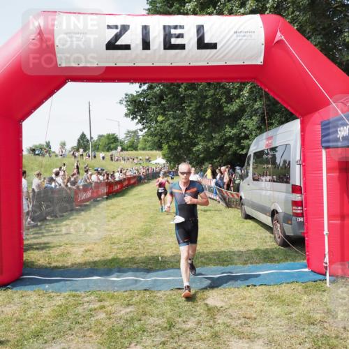 21.06.2025 - 27. Vierlanden-Triathlon MichiJ http://msf.ph/oto/8020241 15.06.2026 11:35:56 Ziel 454, 477 meine-sportfotos.de