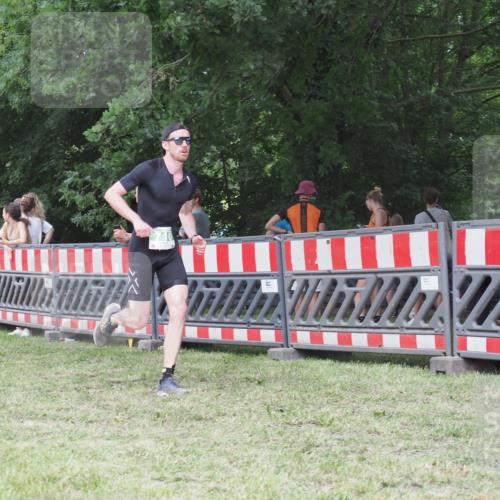 21.06.2025 - 27. Vierlanden-Triathlon KatJ http://msf.ph/oto/8020259 15.06.2025 13:20:08 Ziel 710, 803 meine-sportfotos.de