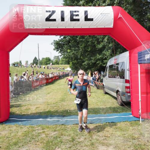 21.06.2025 - 27. Vierlanden-Triathlon MichiJ http://msf.ph/oto/8020264 15.06.2026 11:35:56 Ziel 454, 477 meine-sportfotos.de