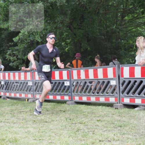 21.06.2025 - 27. Vierlanden-Triathlon KatJ http://msf.ph/oto/8020269 15.06.2025 13:20:08 Ziel 710, 803 meine-sportfotos.de