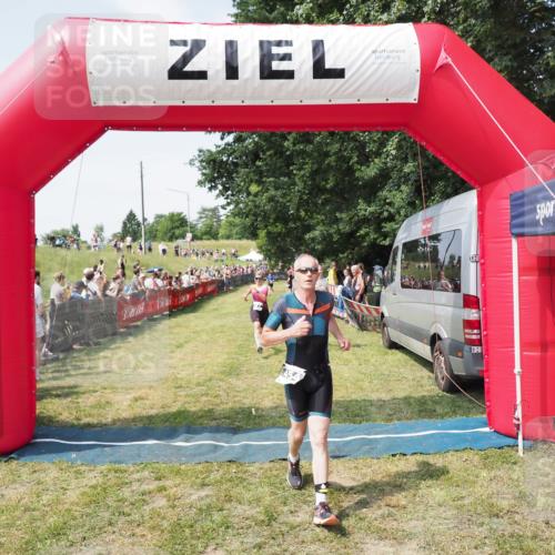 21.06.2025 - 27. Vierlanden-Triathlon MichiJ http://msf.ph/oto/8020272 15.06.2026 11:35:56 Ziel 454, 477 meine-sportfotos.de