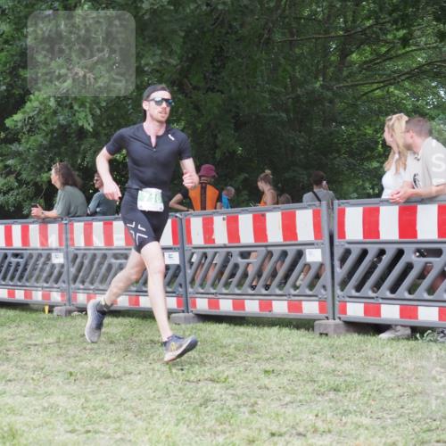 21.06.2025 - 27. Vierlanden-Triathlon KatJ http://msf.ph/oto/8020281 15.06.2025 13:20:09 Ziel 710, 803 meine-sportfotos.de