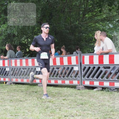 21.06.2025 - 27. Vierlanden-Triathlon KatJ http://msf.ph/oto/8020293 15.06.2025 13:20:09 Ziel 710, 803 meine-sportfotos.de