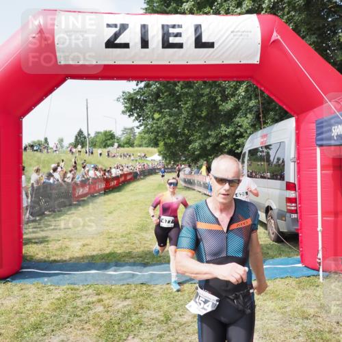 21.06.2025 - 27. Vierlanden-Triathlon MichiJ http://msf.ph/oto/8020297 15.06.2026 11:35:57 Ziel 454, 477 meine-sportfotos.de