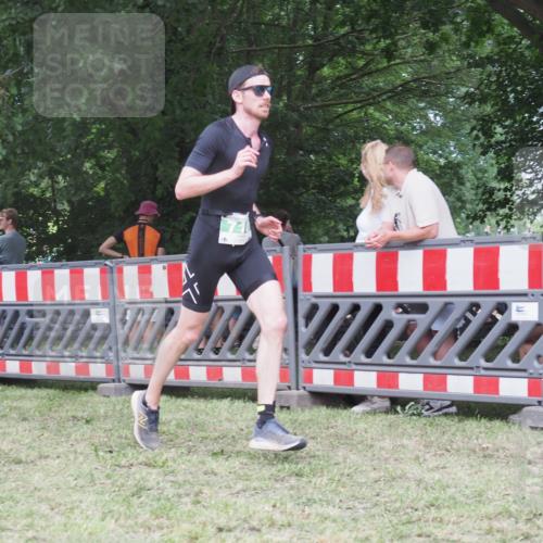 21.06.2025 - 27. Vierlanden-Triathlon KatJ http://msf.ph/oto/8020309 15.06.2025 13:20:09 Ziel 710, 803 meine-sportfotos.de