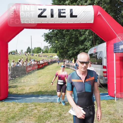 21.06.2025 - 27. Vierlanden-Triathlon MichiJ http://msf.ph/oto/8020313 15.06.2026 11:35:57 Ziel 454, 477 meine-sportfotos.de