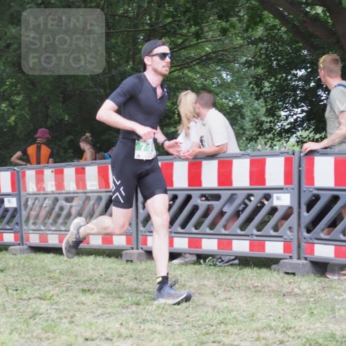 21.06.2025 - 27. Vierlanden-Triathlon KatJ http://msf.ph/oto/8020325 15.06.2025 13:20:09 Ziel 710, 803 meine-sportfotos.de