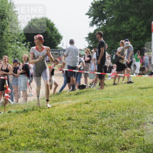 15.06.2025 - 27. Vierlanden-Triathlon KatJ http://msf.ph/oto/8020335 15.06.2025 10:20:02 Schwimmen 500, 553, 569, 578 meine-sportfotos.de