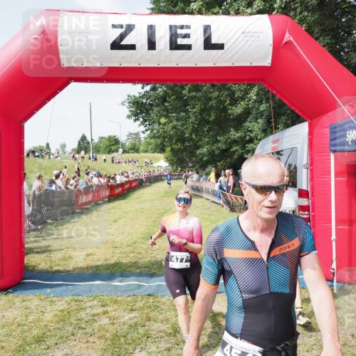 21.06.2025 - 27. Vierlanden-Triathlon MichiJ http://msf.ph/oto/8020349 15.06.2026 11:35:57 Ziel 454, 477 meine-sportfotos.de