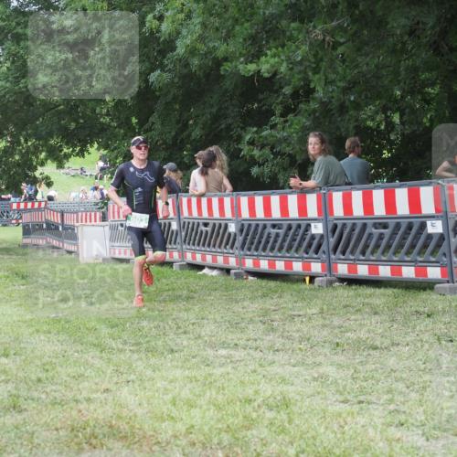 21.06.2025 - 27. Vierlanden-Triathlon KatJ http://msf.ph/oto/8020357 15.06.2025 13:20:11 Ziel 803, 840 meine-sportfotos.de