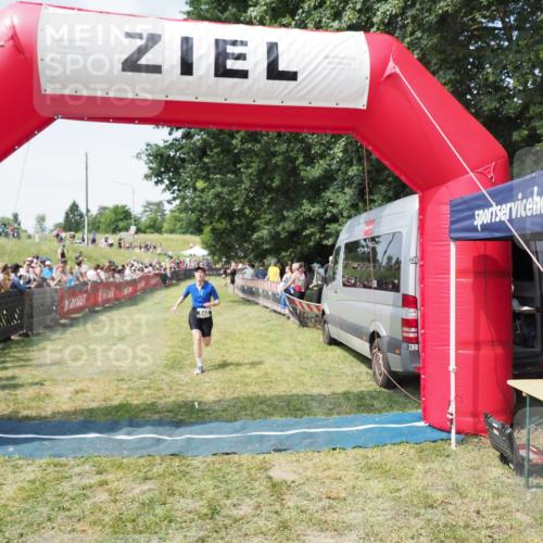 21.06.2025 - 27. Vierlanden-Triathlon MichiJ http://msf.ph/oto/8020384 15.06.2026 11:36:03 Ziel 477, 542 meine-sportfotos.de