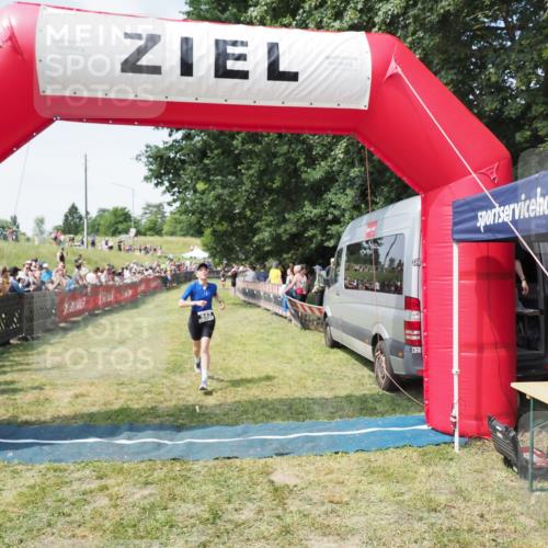 21.06.2025 - 27. Vierlanden-Triathlon MichiJ http://msf.ph/oto/8020423 15.06.2026 11:36:04 Ziel 477, 542 meine-sportfotos.de