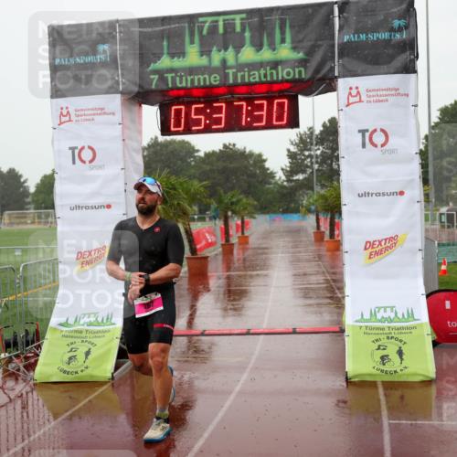 15.06.2025 - 7 Türme Triathlon Michael Strokosch http://msf.ph/oto/8020440 15.06.2025 15:37:30 Ziel 262 meine-sportfotos.de