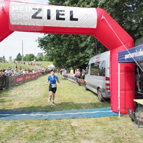 21.06.2025 - 27. Vierlanden-Triathlon MichiJ http://msf.ph/oto/8020456 15.06.2026 11:36:04 Ziel 477, 542 meine-sportfotos.de