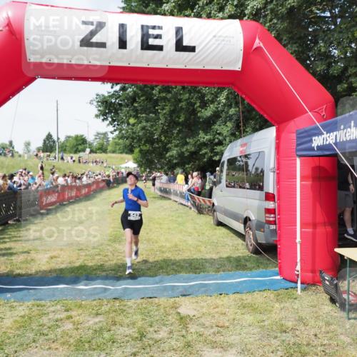 21.06.2025 - 27. Vierlanden-Triathlon MichiJ http://msf.ph/oto/8020474 15.06.2026 11:36:04 Ziel 477, 542 meine-sportfotos.de