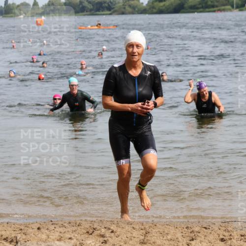 15.06.2025 - 27. Vierlanden-Triathlon Lena Gebhardt http://msf.ph/oto/8020489 15.06.2025 10:17:52 Schwimmen 522, 563, 571 meine-sportfotos.de