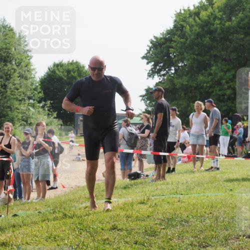 15.06.2025 - 27. Vierlanden-Triathlon KatJ http://msf.ph/oto/8020510 15.06.2025 10:20:16 Schwimmen 616 meine-sportfotos.de