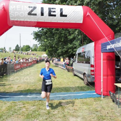 21.06.2025 - 27. Vierlanden-Triathlon MichiJ http://msf.ph/oto/8020557 15.06.2026 11:36:05 Ziel 542 meine-sportfotos.de