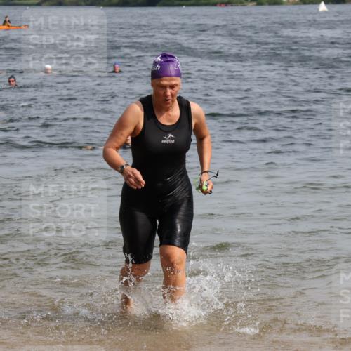 15.06.2025 - 27. Vierlanden-Triathlon Lena Gebhardt http://msf.ph/oto/8020616 15.06.2025 10:18:00 Schwimmen 515, 550, 571, 629 meine-sportfotos.de