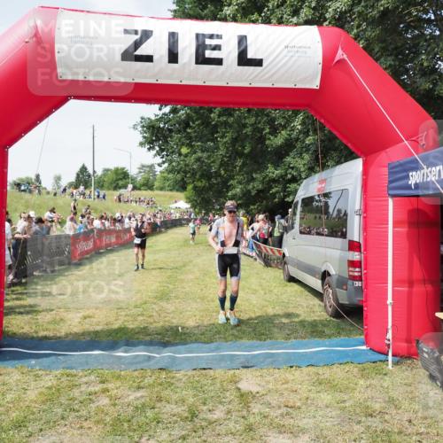 21.06.2025 - 27. Vierlanden-Triathlon MichiJ http://msf.ph/oto/8020628 15.06.2026 11:36:15 Ziel 378, 403 meine-sportfotos.de