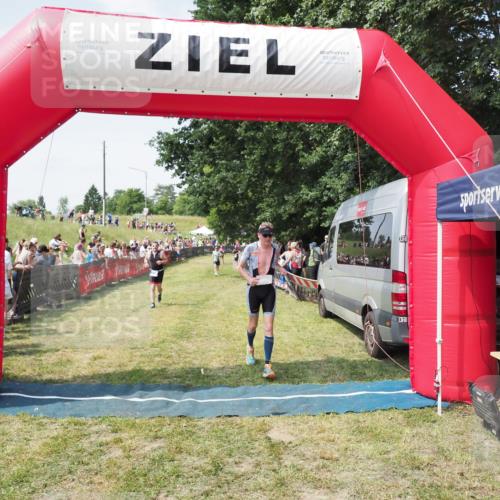 21.06.2025 - 27. Vierlanden-Triathlon MichiJ http://msf.ph/oto/8020643 15.06.2026 11:36:15 Ziel 378, 403 meine-sportfotos.de