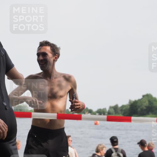15.06.2025 - 27. Vierlanden-Triathlon KatJ http://msf.ph/oto/8020652 15.06.2025 10:20:42 Schwimmen 619 meine-sportfotos.de