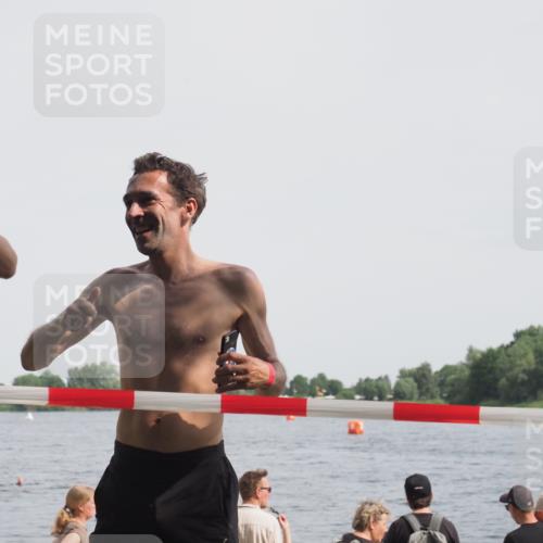 15.06.2025 - 27. Vierlanden-Triathlon KatJ http://msf.ph/oto/8020656 15.06.2025 10:20:42 Schwimmen 619 meine-sportfotos.de